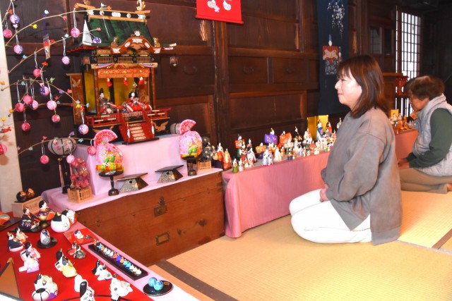 鈴木さんが収集したひな人形を並べた「小さなひなまつり」＝伊豆市湯ケ島の「上の家」