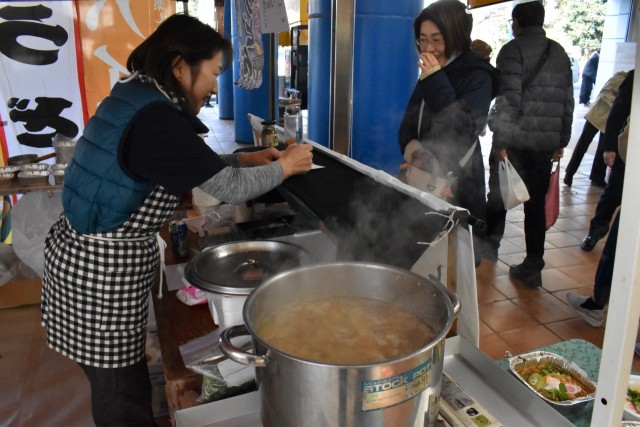 湯気が立つ温かいスープなどが並ぶ「ほっこりマルシェ」＝三島市の三島商工会議所