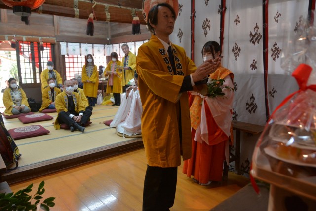 献湯祭で玉串をささげる出席者＝熱海市上宿町の湯前神社