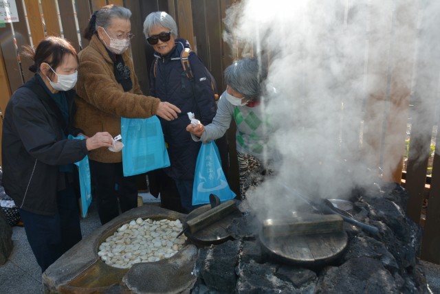 温泉卵作りを体験する参加者ら＝熱海市銀座町の小沢の湯