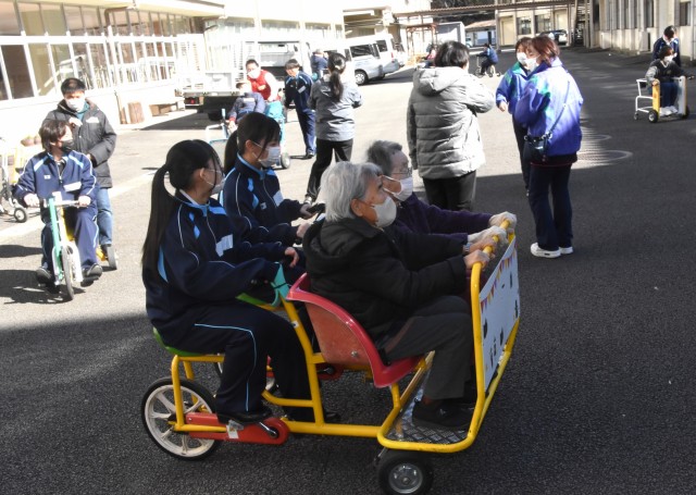 「インクルーシブ自転車」を高齢者や障害者と一緒に楽しむ生徒＝伊豆市の伊豆総合高