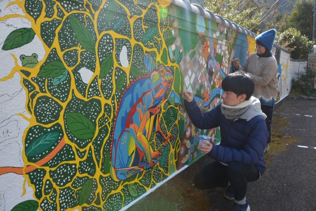 色塗り作業に取り組む鈴木さん（左）と星野さん＝熱海市紅葉ガ丘町の「星の木」