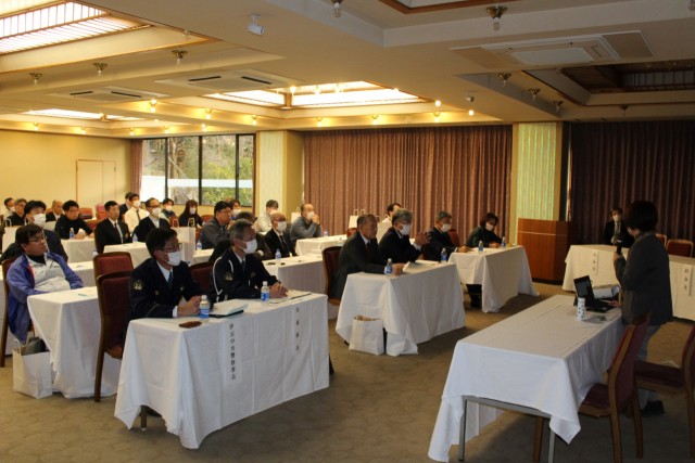 秋山さんの講演に耳を傾ける参加者たち＝伊豆の国市のホテルニュー八景園