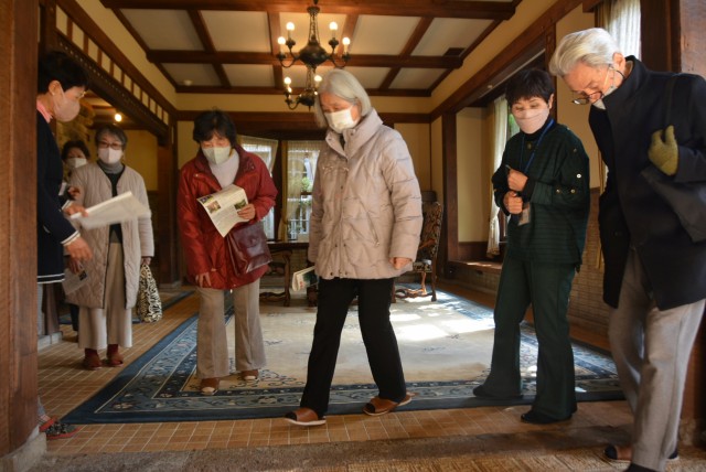 小川代表（右から２人目）の案内で館内を巡る一般参加者ら＝熱海市昭和町の起雲閣