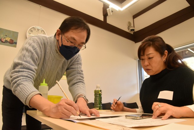 牧野さん（左）の指導を受けながら日本画を制作する参加者＝下田市宇土金の上原美術館アトリエ