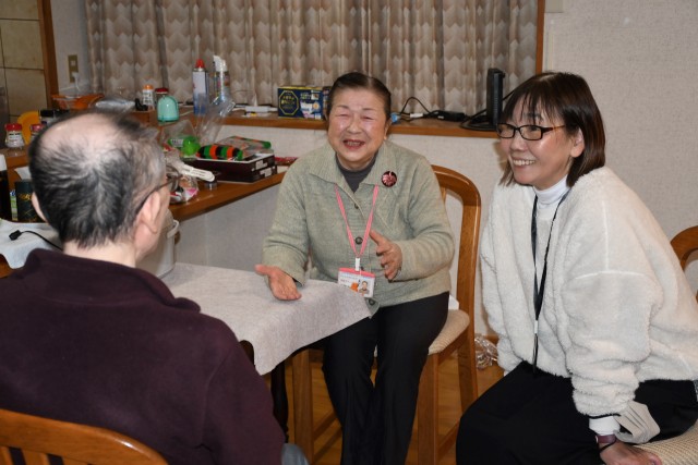 利用者（左）の自宅で会話に花を咲かせる傾聴ボランティア＝伊東市富戸