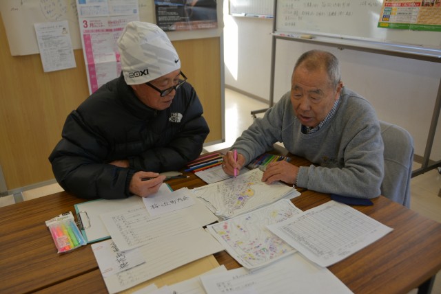 まちなみ調査の結果をまとめる清水事務局長（左）と星野さん＝熱海市桜町の西部防災コミュニティセンター