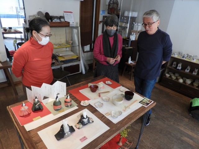 志村さん（左）、鈴木代表（中央）と作品を鑑賞する来場者＝松川町の草の花ギャラリー