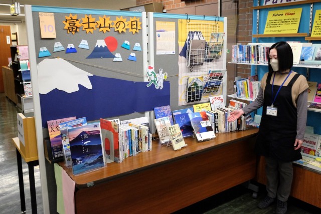 富士山に関連する本が並ぶ特集コーナー＝伊東市の市立図書館