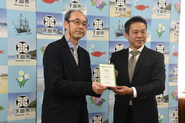 田村さん（右）から記念盾を受け取る飯田副市長＝下田市役所
