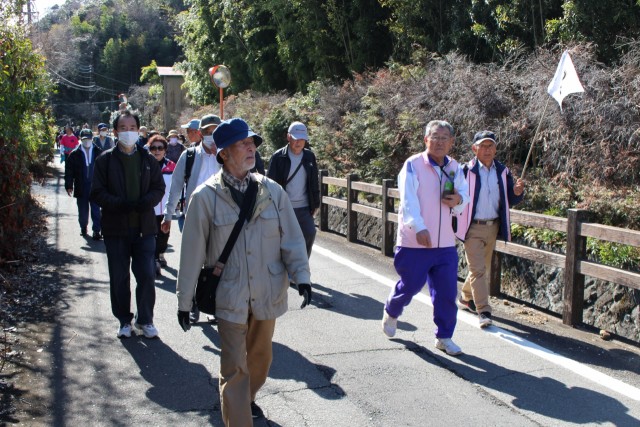 自然を感じながらコースを歩く参加者たち＝伊豆の国市韮山