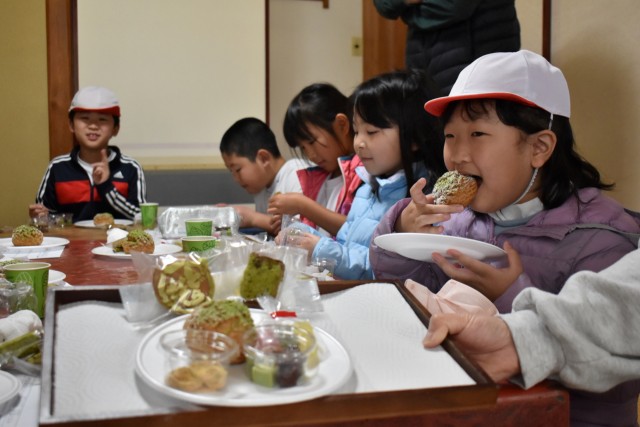 桑葉を使った新作スイーツを味わう子どもたち＝松崎町の地域交流館「浜丁」
