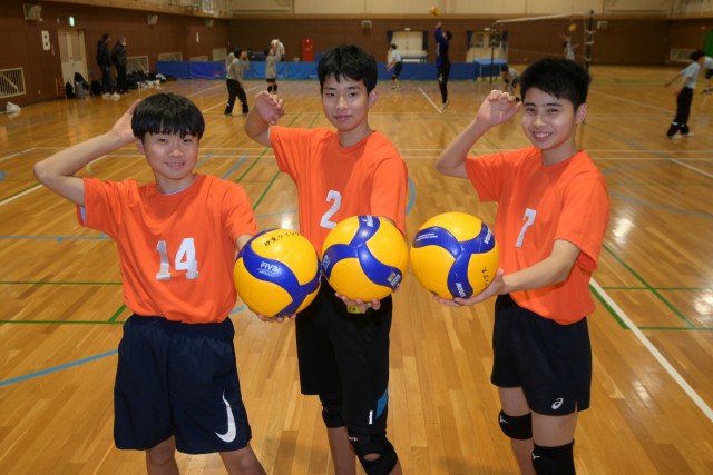 東海ブロックＵ１４クラブチャンピオンシップ男子バレーボール大会に出場する（左から）北迫さん、芹沢さん、熊田さん＝伊東市民体育センター