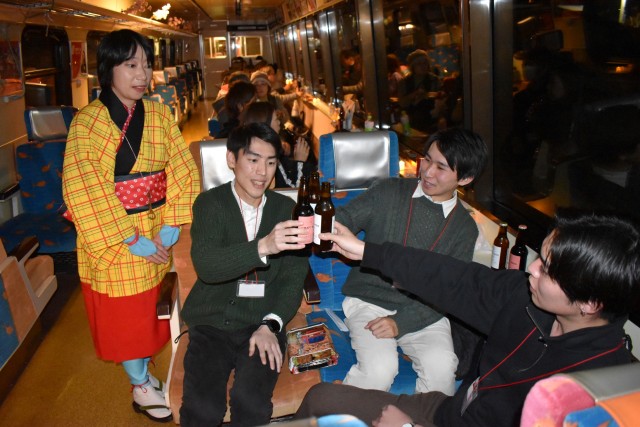 伊東駅出発後、クラフトビールで乾杯する参加者