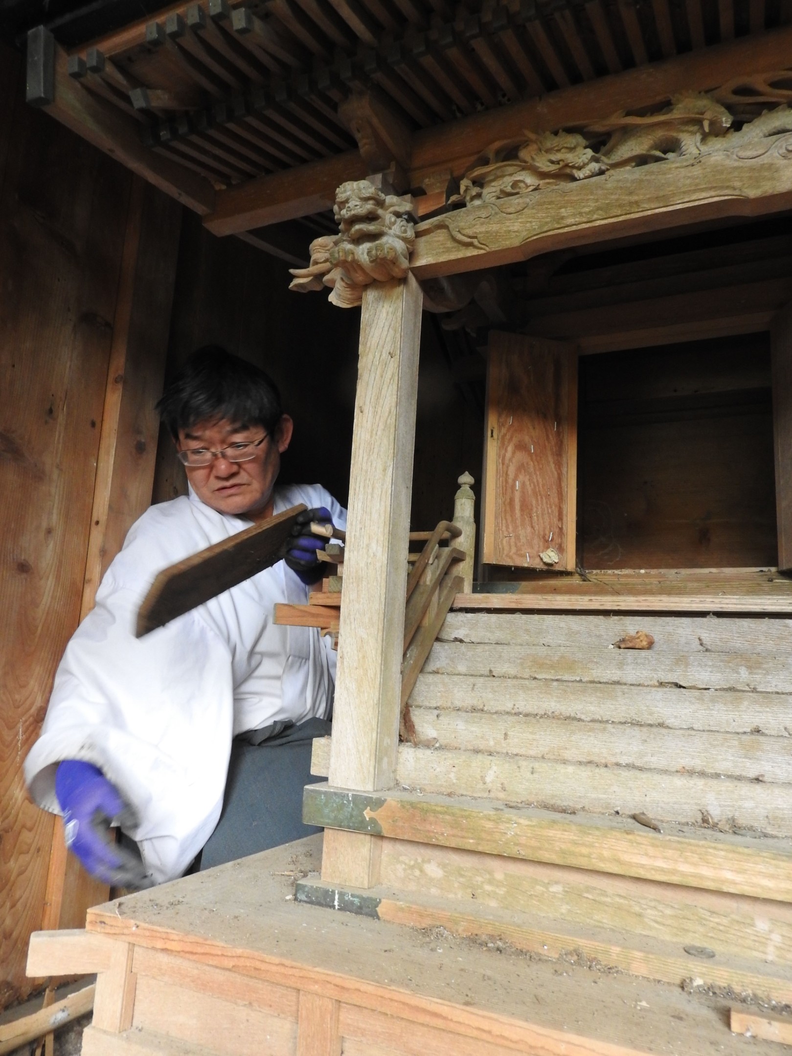 何十年も訪れる人がなかった熊野権現の内部を調べ、棟札などを取り出し整理する森宮司