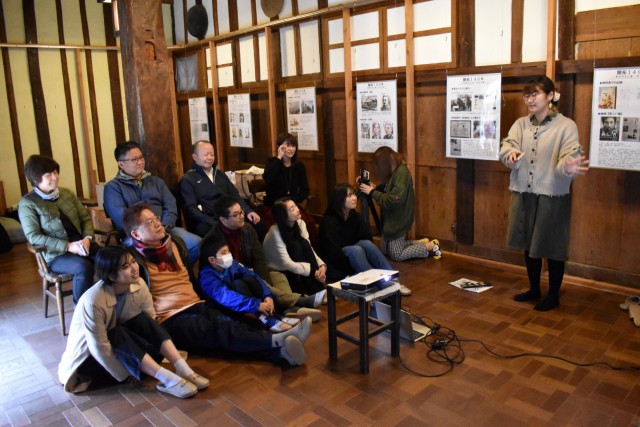 依田勉三が題材の映画の最後の場面を撮影する学生ら＝松崎町大沢の旧依田邸