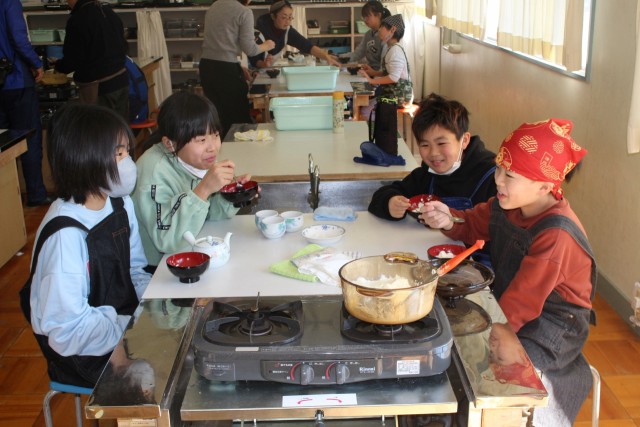 作った豆腐を食べる児童たち＝伊豆の国市の長岡北小