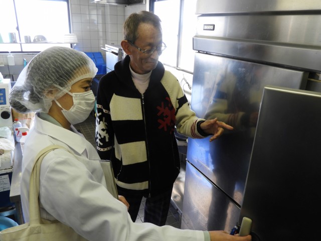 冷蔵庫の衛生状態などを確認する職員（左）＝伊東市富戸の海女屋伊豆高原店
