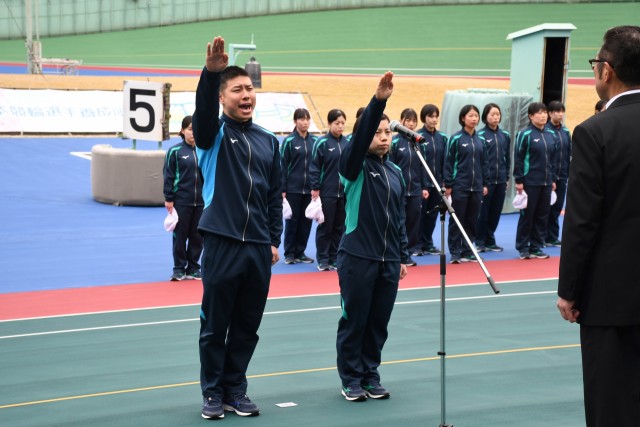 開会式で選手宣誓する藤井さん（左）と豊田さん＝伊東市の伊東温泉競輪場