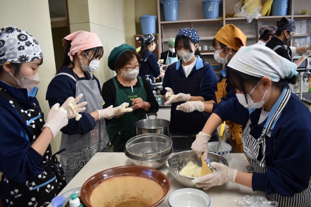 へらへら餅づくりに挑戦する生徒たち＝東伊豆町の熱川中