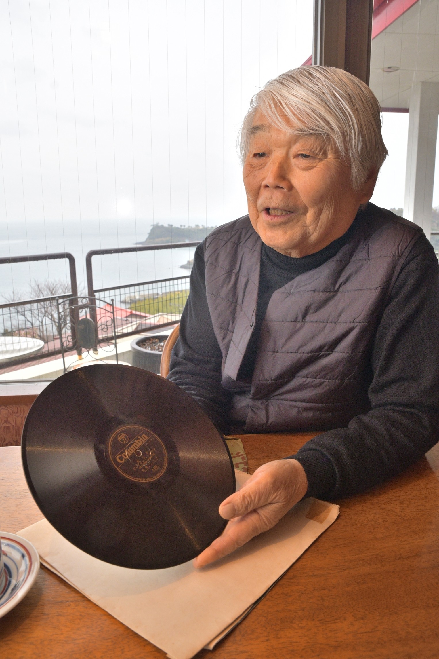 笠置シズ子の「ジャブジャブ・ブギウギ」を収録した７５年前のレコードを手にする水口さん＝伊東市川奈の「赤いやね」