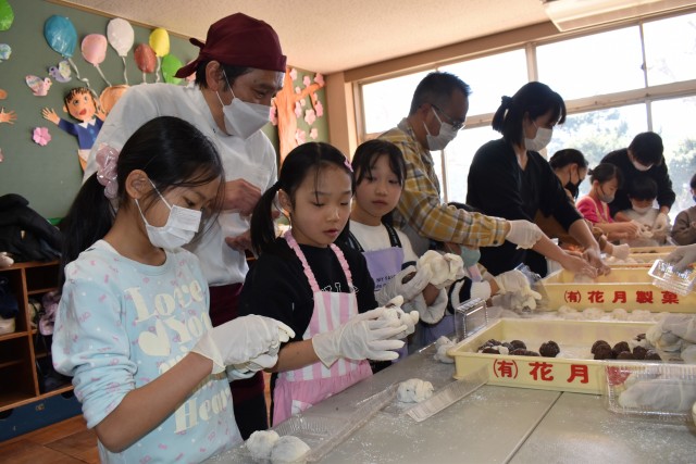 内山さん（左から２人目）を先生役にいちご大福作りに挑戦する子どもら＝東伊豆町の旧稲取幼稚園
