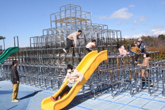 新設されたステンレス製のジャングルジムで遊ぶ家族連れ＝伊豆市大野の日本サイクルスポーツセンター（３日）