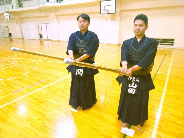 念願の４段に合格した（左から）関さんと山田さん＝熱海市の伊豆山小