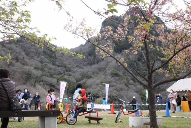 「城山さくらまつり」で子どもたちの人気を集めるおもしろ自転車コーナー＝伊豆の国市の狩野川堤防（２日）