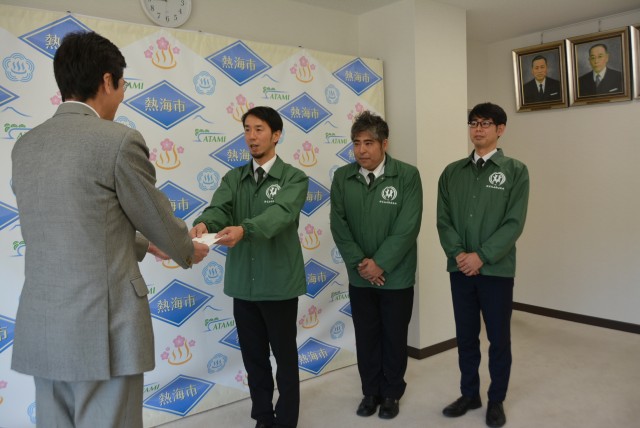斉藤市長（左）に趣意書を手渡す小松会長＝熱海市役所