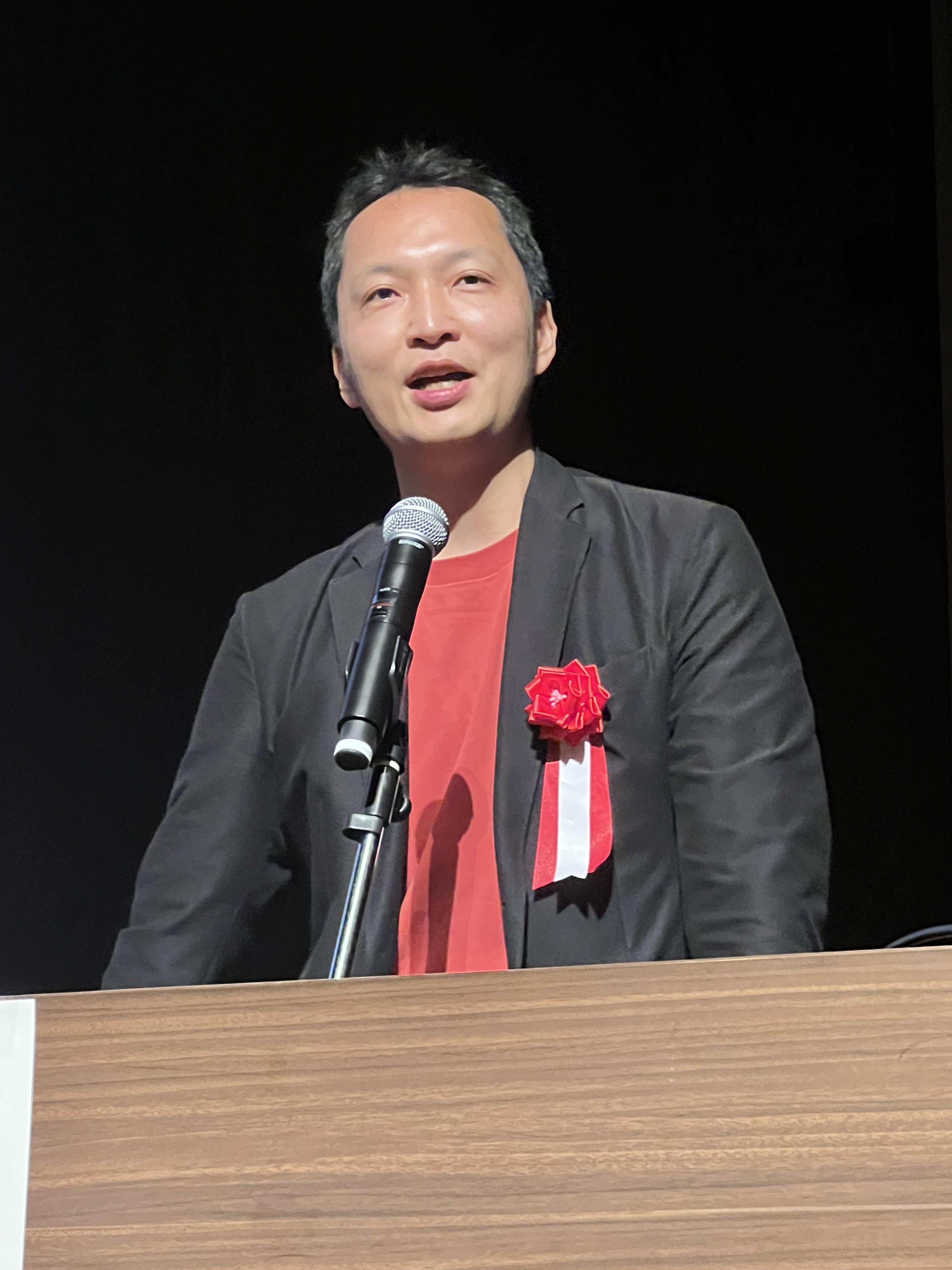 「雑忠」を拠点にした地域活性化の挑戦を語る鈴木さん＝下田市民文化会館