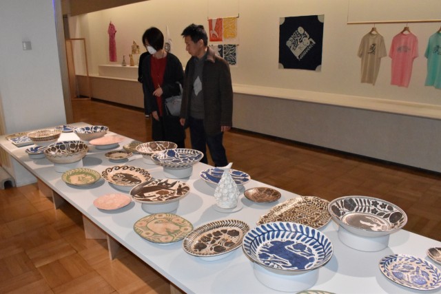 陶芸をはじめ多数の作品に見入る来館者＝三島市の佐野美術館