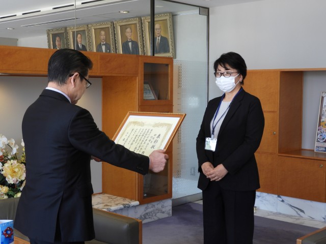 小野市長から表彰を受ける竹安さん（右）＝伊東市役所