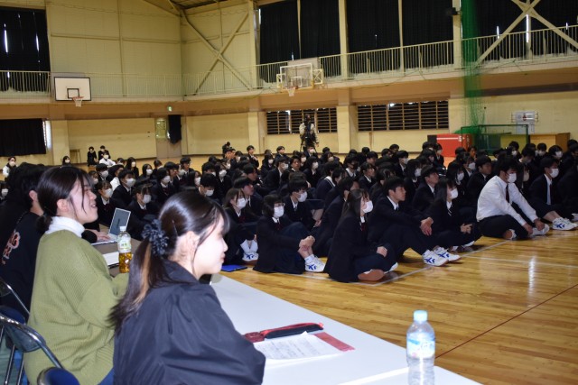 各大学の活動発表に耳を傾ける学生と稲取高生＝東伊豆町の同校