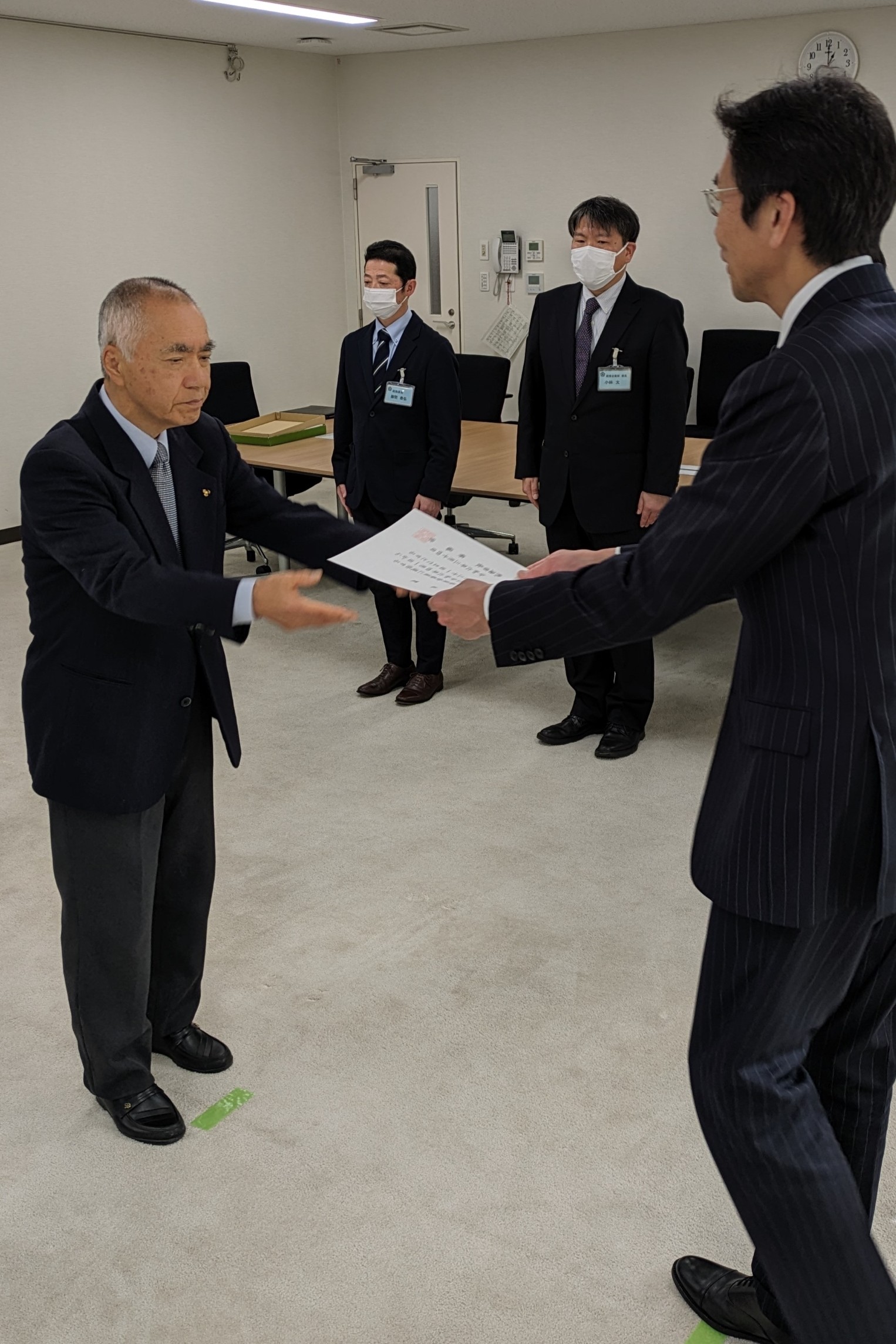斉藤市長から辞令を受け取る岩本さん（左）＝熱海市役所
