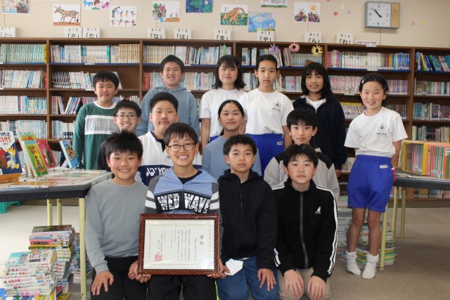 団体賞受賞を喜ぶ桑村小の読書活動推進リーダー＝函南町の同校