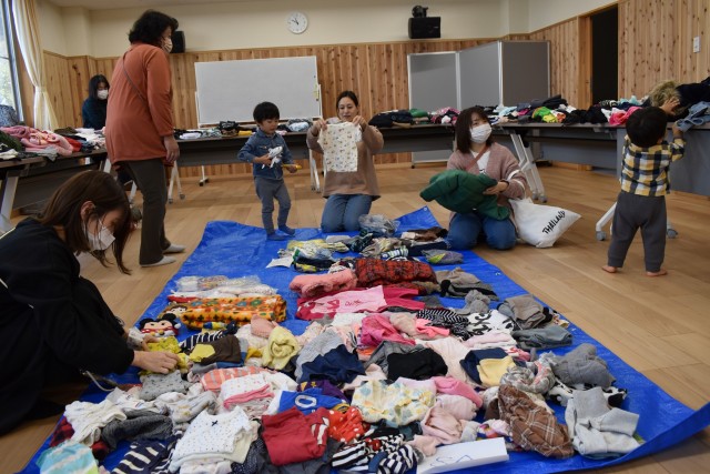 子どもに会うサイズの服を選ぶ来場者＝河津町地域子育て支援センター