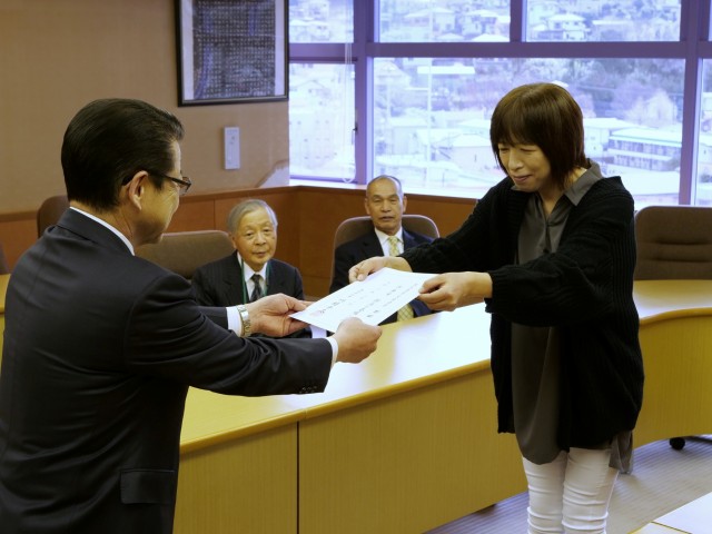 小野市長から委嘱状を受け取る野田さん（右）＝伊東市役所