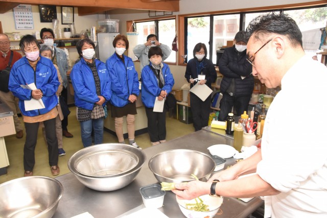 家庭での新しいワサビ料理を提案する小川さん（右）＝伊豆市柳瀬の季多楽