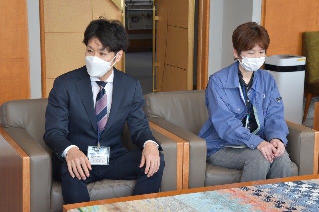 派遣について抱負を述べる野田さん（左）と、報告をする日吉さん＝伊東市役所