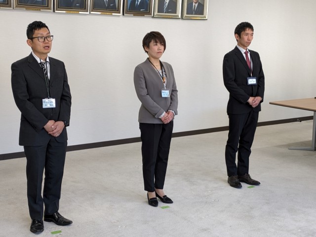斉藤市長に報告する（左から）野口さん、由井さん、国原さん＝熱海市役所