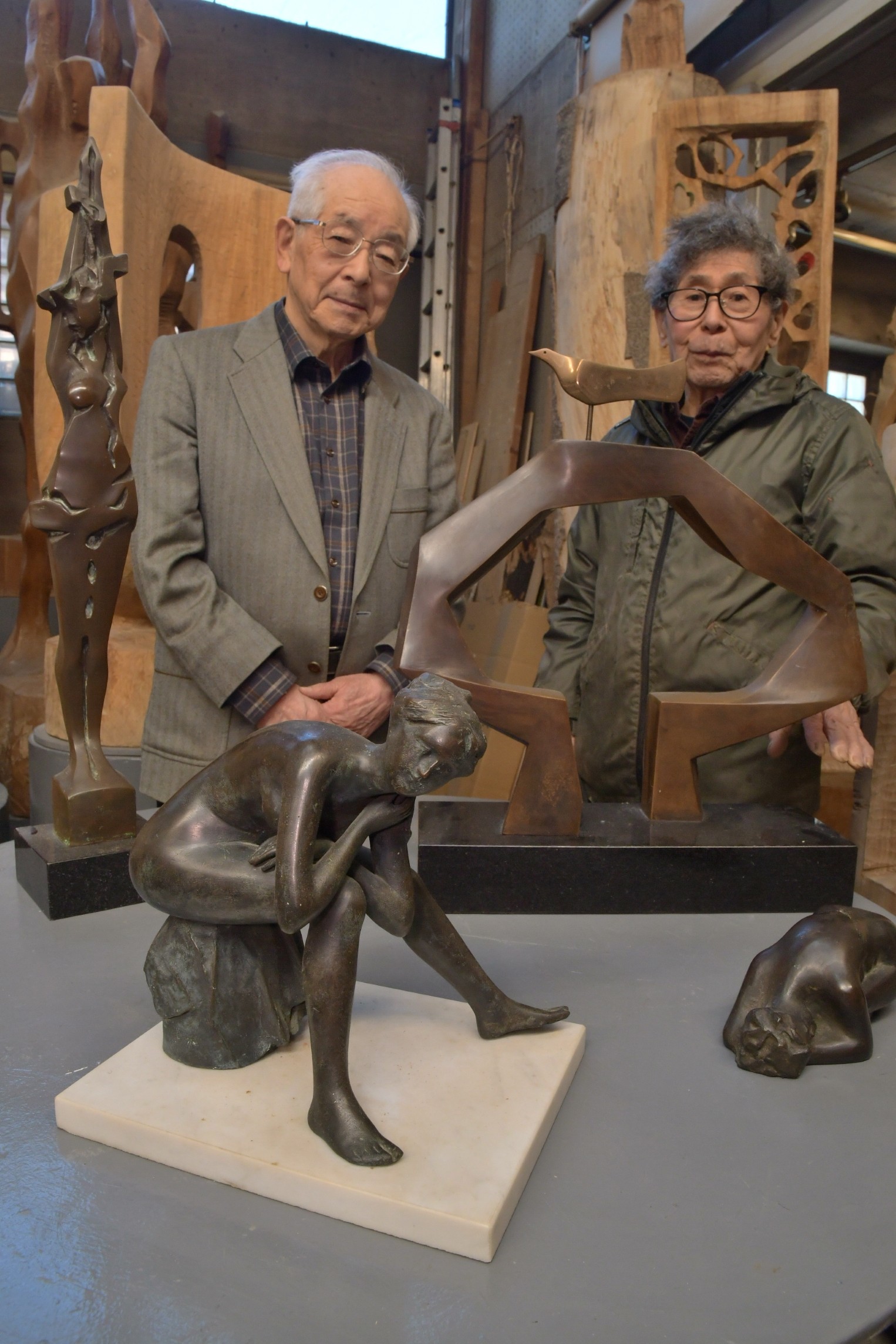 ローマ時代の裸婦像（手前）など貴重なコレクションを見つめる吉田さん（左）と重岡さん＝伊東市富戸