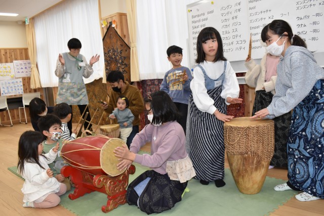 インドネシアなど海外の楽器を奏でる子どもたち＝河津町のかわづっこひろば