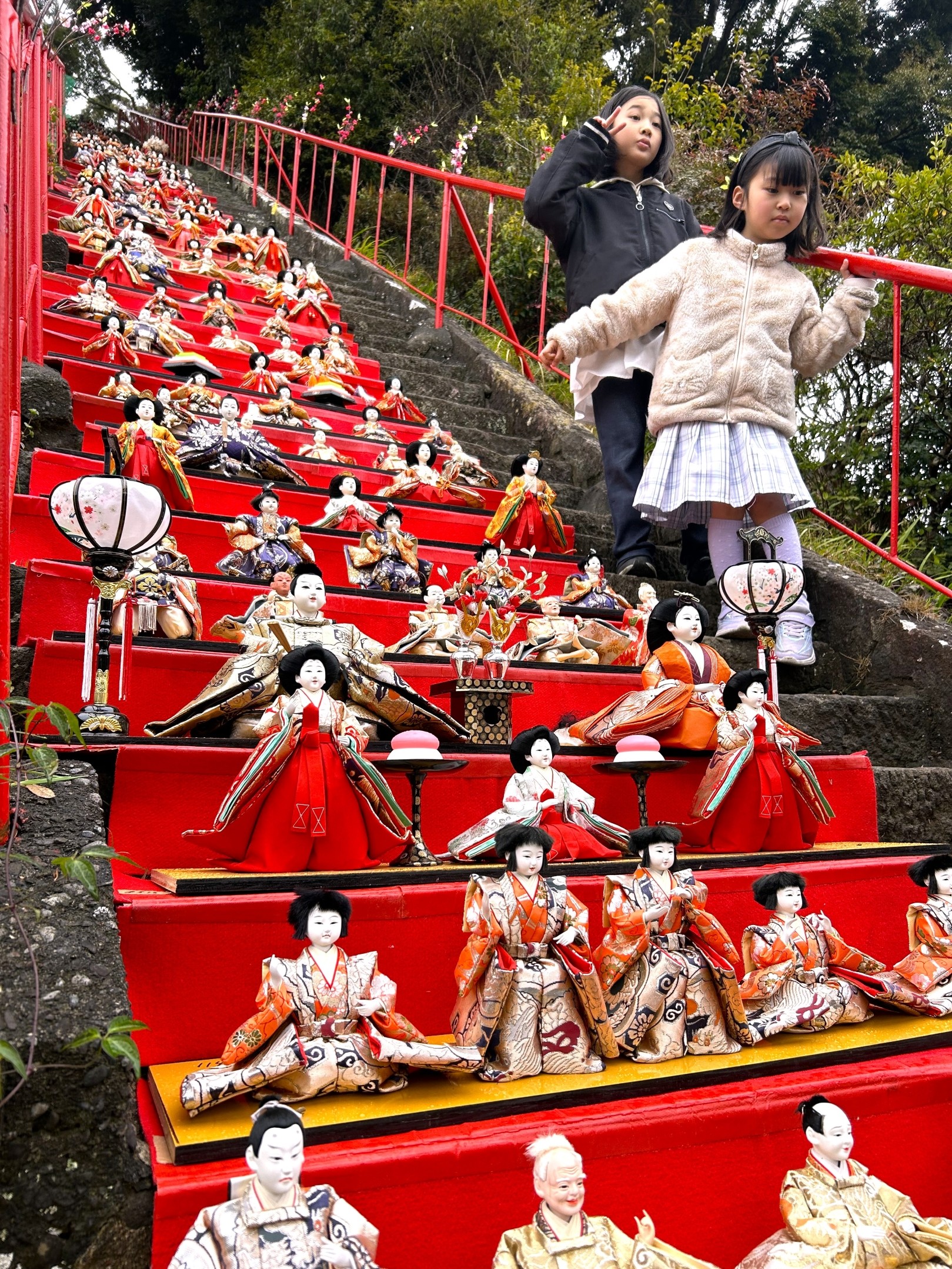 １１８段に飾られたひな飾り＝下田市蓮台寺の天神神社