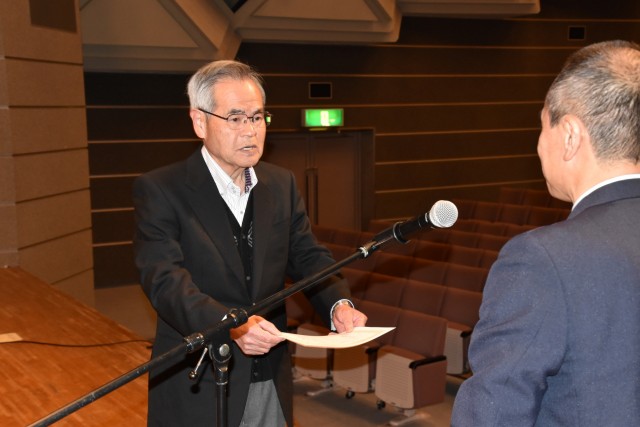 代表して学修証を受け取る小泉さん（左）＝下田市民文化会館