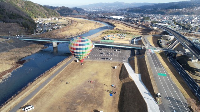 正月イベントで人気を集めた熱気球搭乗体験＝伊豆の国市の川の駅・伊豆城山（１月１３日撮影）