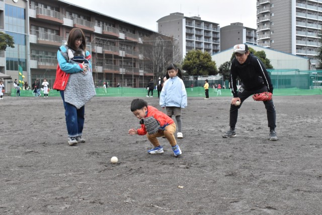 スポーツ少年団体験会で野球に挑戦する参加者＝三島市の北中（２４日）