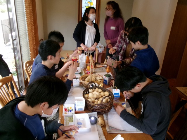 ヒョウタンを使ったアクセサリー作りを楽しむ小学生ら＝函南町塚本の「まちの縁側まほろば」