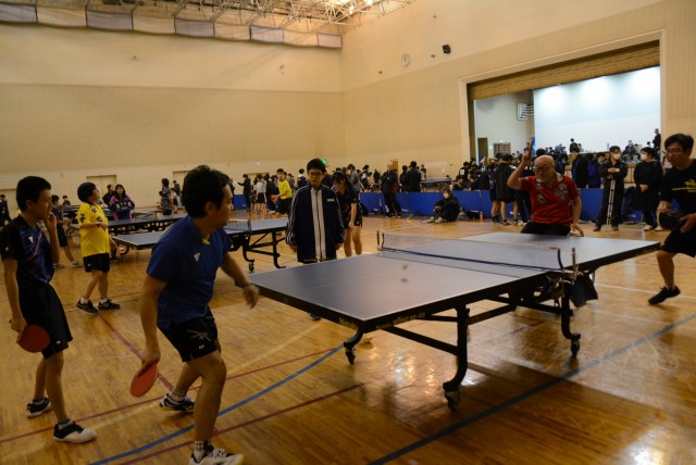 市長杯卓球大会で熱戦を展開する選手たち＝熱海市の南熱海マリンホール（１６日）
