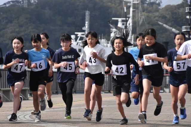 「しもだマラソン」で力いっぱい走る子どもたち＝下田市柿崎のまどが浜海遊公園（１７日）